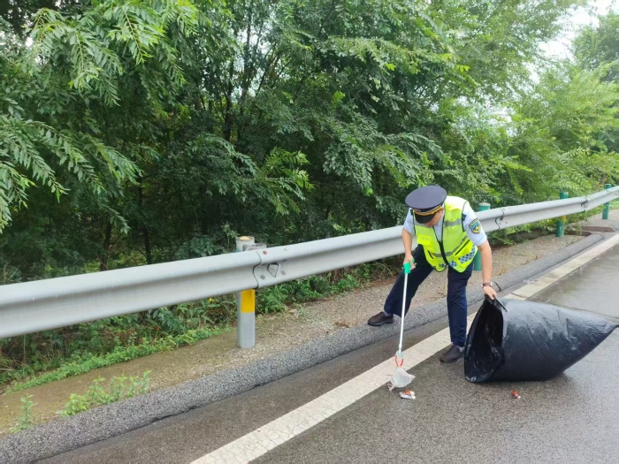 雨天清障护通行 整治环境保畅通——京秦分公司鸦鸿桥收费站扎实开展雨天路域环境专项整治
