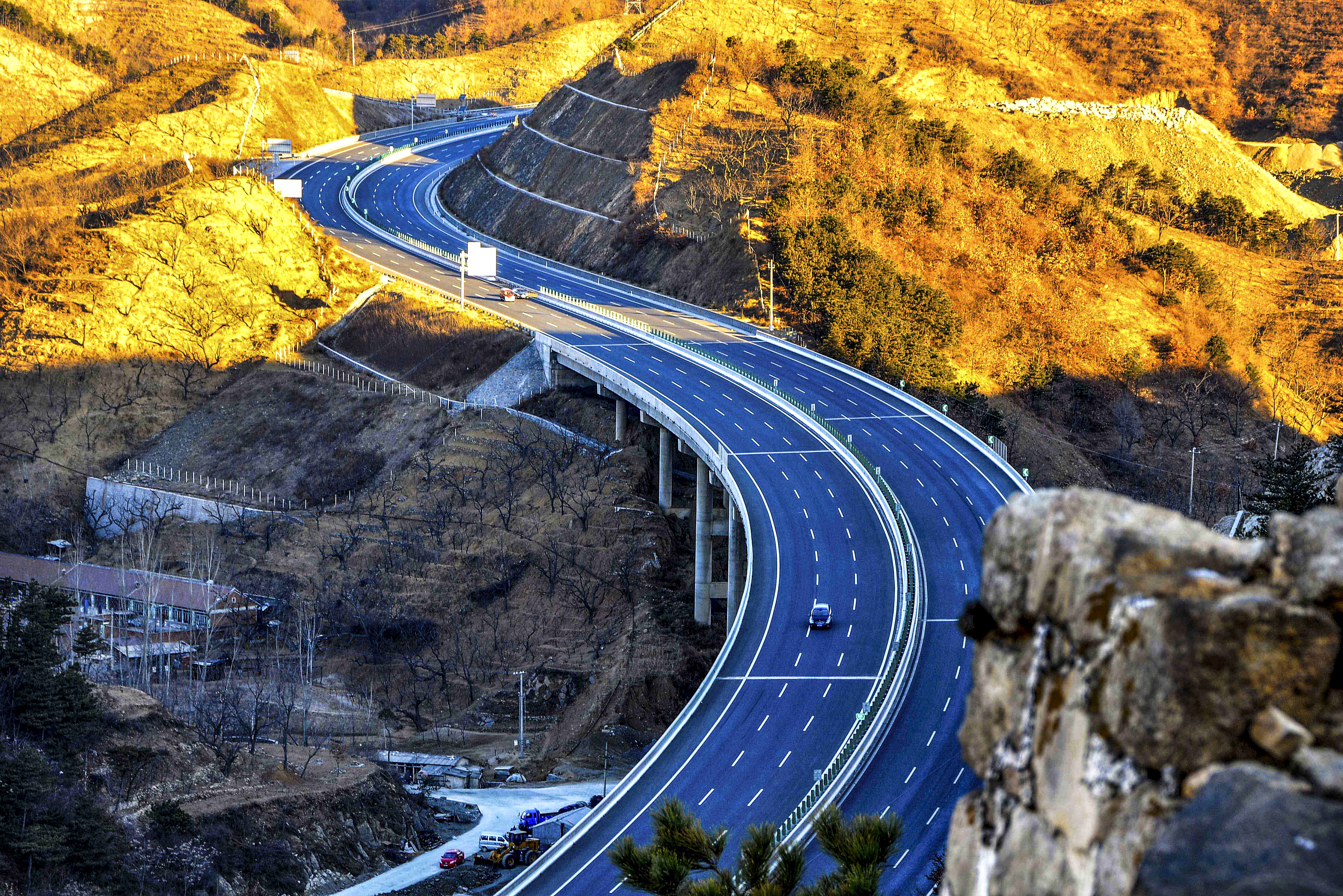 摄影作品《高速公路修进山》